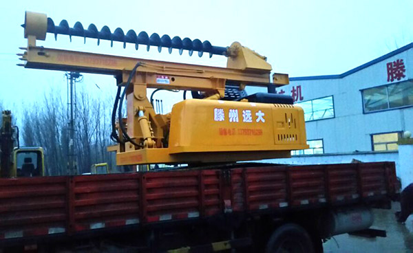 好色先生在线下载太陽能光伏履帶液壓好色先生黄色网站下载雨中拍攝圖四