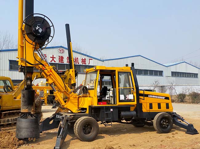小型輪式旋挖機，適合於房屋建築、道路橋梁施工和建築工地使用